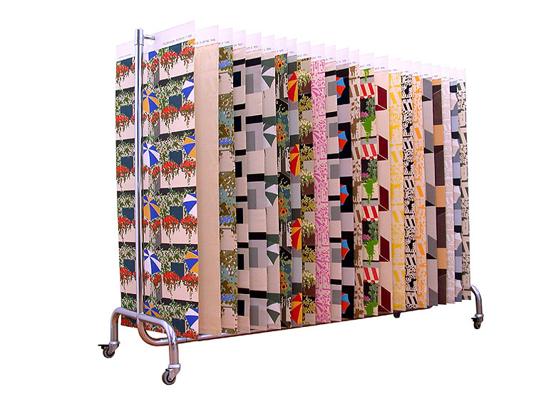 Kollektionsständer 1 - Bilder von der Stange, 1994, Chromstahlständer, industriell hergestellt, mit 23 Musterlaschen, Öl auf Baumwollleinwand, Kartonlasche, je 110 x 50 cm, 130 cm hoch, 170 cm lang, 60 cm breit