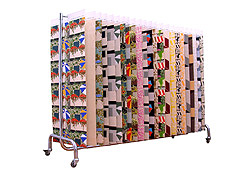 Kollektionsständer 1 - Bilder von der Stange, 1994, Chromstahlständer, industriell hergestellt, mit 23 Musterlaschen, Öl auf Baumwollleinwand, Kartonlasche, je 110 x 50 cm, 130 cm hoch, 170 cm lang, 60 cm breit