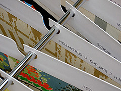 Kollektionsständer 1, (Detailaufnahme), 1994, Chromstahlständer, industriell hergestellt, mit 23 Musterlaschen, Öl auf Baumwollleinwand, Kartonlasche, je 110 x 50 cm, 130 cm hoch, 60 cm breit, 170 cm lang